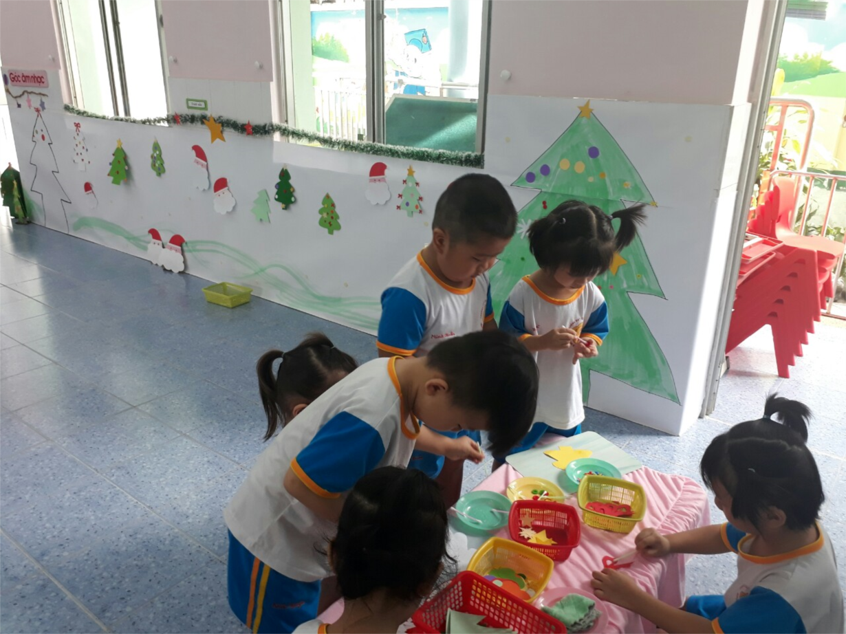 Be trang tri giang sinh.jpg